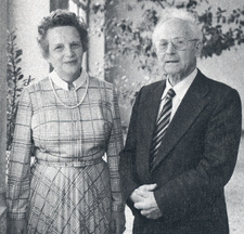 Dr. theol. Julius Baumann war (1912-2008) war ein Missionar der Rheinischen Missionsgesellschaft in Südwestafrika und Pastor in Halle/Westfalen. Im Bild mit seiner Ehefrau Hanna Baumann (1920-2005), um 1981.