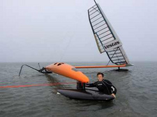 Namibia: Lüderitz Speed Challenge 2012. Paul Larsen will mit seinem Segelboot „Vestas Sailrocket 2“ in der Walvis Bayer Lagune den Segelgeschwindigkeitsrekord brechen.