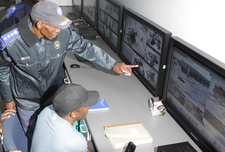 Namibias Polizei: Kriminelle brutaler. Foto: Abraham Kanime, Leiter der Windhoek City Police, bei der Auswertung der städtischen Videoüberwachung. Foto: AZ-Archiv