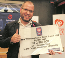 Bank Windhoek Cancer Apple Project bringt 2,9 Millionen Namibia-Dollar Spenden auf. Im Bild der Geschäftsführer der Cancer Assosiation Namibia, Rolf Hansen. Foto: Bianca Ahrens