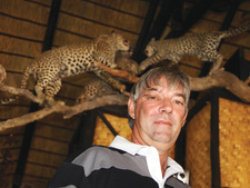 Namibia: Leopard beißt Farmer Henry Peters ins Gesicht