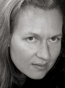 Robyn Wilkinson ist eine in Südafrika lebende Autorin und Medienberaterin.