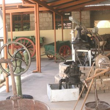 Das Museum im Alten Fort von Grootfontein zeigt historische technische Einrichtungen von Farmbetrieben Namibias.