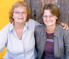 Annette Louw (rechts) aus Namibia leitet seit 2009 das Okanona Child Care Project in Swakopmund. Links die 2009 verstorbene Gründerin Siggy Fraude.