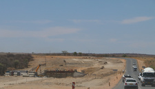 Namibia: Straßenbau unter Druck. Foto: Baustelle neue Straße Okahandja-Windhoek (Tanja Bause)