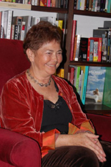 Lynn Carneson ist eine Unternehmensberaterin und Autorin aus Südafrika.