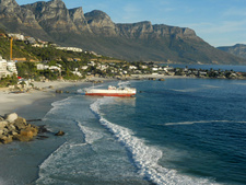 Schiff strandet auf Cliftons First Beach bei Kapstadt.