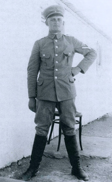 Hans-Dietrich Wilhelm Moldzio (1889-1974) war ein deutscher Schutztruppler und Farmer in Südwestafrika. Hier als Gefreiter der 6. Kompanie (1909) in Outjo.