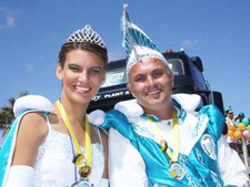 WAKA: Er lebt noch! Karneval in Walvis Bay, Namibia. Prinzessin Liane I, die Scharmante und Prinz Manni I von Transport vor Ort.