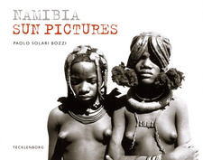 Namibia Sun Pictures, von Paolo Solari Bozzi. Tecklenborg Verlag; Steinfurt, 2013; ISBN 9783944327075 / ISBN 978-3-944327-07-5