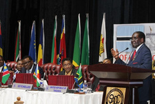 35. SADC-Gipfel in Gaborone, Botswana, zu Ende. Simbabwes Diktator Robert Mugabe (am Rednerpult) gab den Vorsitz der SADC an den Präsidenten von Botswana, Generalleutnant Seretse Khama Ian Khama (nicht im Bild) , ab. In der Delegiertenreihe, zweiter von links, sitzt Namibias Präsident Hage Geingob. Foto: SADC