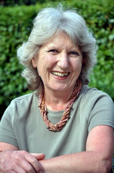 Die gebürtige Engländerin Angela Lloyd  ist Weinexpertin und lebt seit 1970 in Südafrika.