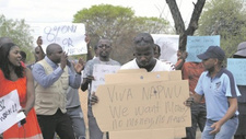 Arbeiter der Namibia Broadcasting Company (NBC) protestieren gegen Nichtzahlung zugesagter Gehaltserhöhung.