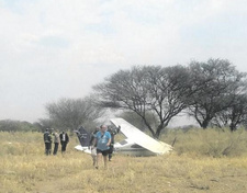 Erfolgreiche Notlandung am 14.10.2016 mit Cessna-Einmot bei Windhoek, Namibia. Foto: Lydia Pitiri, Nampa