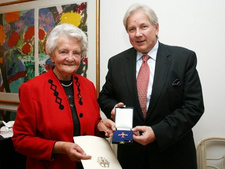 Dr. med. Maria Fisch mit Egon Kochanke, dem damaligen Deutschen Botschafter in Namibia anläßlich, der Verleihung des Bundesverdienstkreuz 1. Klasse im Jahr 2009.