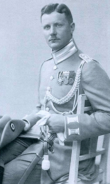 Walther Wülfing (1878-1953) war ein Offizier der Kaiserlichen Schutztruppe für Südwestafrika und Schriftsteller. Die Fotografie aus dem Besitz seiner Enkelin, zeigt ihn als Leutnant.