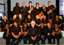 Das Bank Windhoek Kalahari Ensemble aus Namibia setzt sich aus dreizehn Sängern und sieben Orchestermusikern zusammen. Mitte, vorne: Dirigent Prof. Aldo Behrens