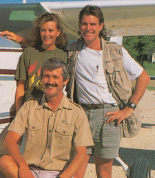Daryl Balfour (hinten rechts) ist ein südafrikanischer Tierfotograf, Autor und Safarileiter. Im Bild mit Ehefrau Sharna Balfour und Pilot John Matterson (Bushdrifters).