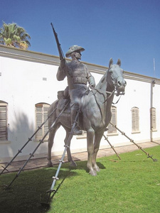 Wie demokratiefähig ist die SWAPO wirklich? Das Reiterstandbild wurde ilegal und heimlich in den Innenhof der Alten Feste in Windhoek verfrachtet. © Stefan Fischer