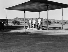Abgelegene Tankstelle in Namibia. Fotografie aus dem Kunstband 'Namibia Sun Pictures' (Paolo Solari Bozzi; 978-3-944327-07-5)