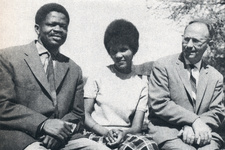 Ehrenfried Kandovazu (1929-2006), links im Bild, war ein namibischer Evangelist und Mitarbeiter der Rheinischen Mission und der Evangelical Lutheran Church of Namibia (ELCRN) in Karibib. Mitte: Kollegin Auguste Eiseb, rechts RMG-Missionar Dr. Julius Baumann. Aufnahme um 1966.