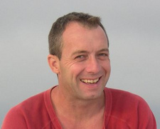 Der britische Zoologe und Autor Tony Robertson lebt und arbeitet in Namibia.