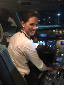 Die Berufspilotin Cornelia Hahn ist Flugkapitänin bei der Fluggesellschaft Air Namibia.