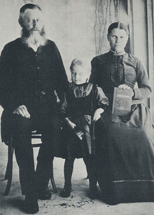 C. P. Hoogenhout (1843-1922) mit seiner Ehefrau Catharina Maria Marais (1847-1942) und der Tochter Johanna Retief Hoogenhout (1877-1905).