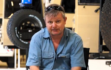 Andrew St. Pierre White ist ein südafrikanischer Experte für Allradtechnik und Geländefahrzeuge.