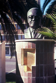 Weitere Ehrung des angolanischen Diktators Agostinho Neto durch Namibia. Bild: seine Büste in Windhoek.