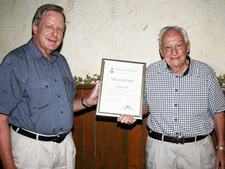 Hanjo Böhme (li.), Zweiter Vorsitzender, und Dieter Springer (re.), langjähriger Vorsitzender der Arbeits- und Fördergemeinschaft der Deutschen Schulvereine in Namibia (AGDS).