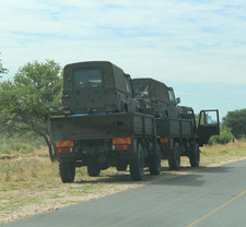 Namibias Streitkräfte intervenieren nicht in Simbabwe, heißt es offiziell. Für diesen liegengebliebenen Transporter kann das mit Sicherheit angenommen werden. Foto: Yochanaan Coetzee
