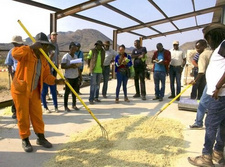 Namibias Farmer lernen Busch als Viehfutter zu verwenden. Foto: Nina Cerezo