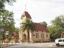 Die Ansicht der katholischen St. Barbara-Kirche in Tsumeb, Namibia, im Jahr 2013.