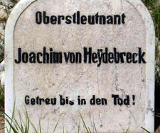 Aktuelle Aufnahme des Grabes von Oberstleutnant Joachim von Heydebreck auf dem Windhoeker Friedhof.