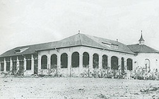 Abb. 2: Süd- und Ostfassade des im Jahre 1908 eingeweihten ersten Bauabschnitts des Elisabeth-Heims (Bildarchiv der DKG; Sicherungs-Code-Nr. 01020887)