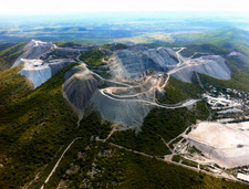 Sechsundzwanzig Jahre wurde in der Okorusu-Mine in Namibia Flußspat abgebaut. Nun ist das Vorkommen erschöpft und der Betreiber schließt den Tagebau. Foto: Solvay