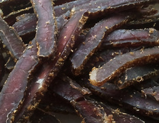 Biltong, luftgetrocknetes und gewürztes Wild- oder Rindfleisch, ist ein beliebtes Lebensmittel aus Südafrika und Namibia. Im Bild ist Biltong verzehrfertig aufgeschnitten.