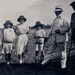 Carl Schlettwein mit Major Franke und seiner Familie auf einem Bohnenfeld, Otjitambi 1912.