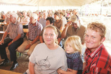 Jungfarmer in Namibia:  Regine und Marco Seefeldt mit Tocher Alexa von Farm Silversand.