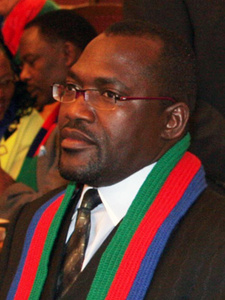 Namibia-Vizeminister Tjekero Tweya rafft kommunales Land.