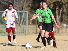 Die Girls Soccer League ist in Namibia eines der wenigen Fußballangebote für Mädchen- Hier die SKW-Stürmerin Janice Lohmann (re.) © Matthias Mockler