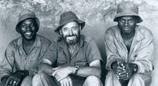 Harald Pager (1923-1985) war ein sudetendeutscher Felsbildforscher in Südwestafrika. Foto: v. l. Angula Shipahu, Harald Pager, Ephraim Matheus
