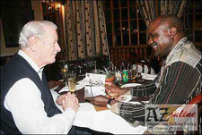 Jannie Geldenhuys, der ehemalige Befehlshaber der südafrikanischen Streitkräfte und Charles Namoloh, ehemaliger PLAN-Stabschef und jetziger Verteidigungsminister Namibias, trafen sich 2006 in Windhoek.