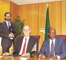 Deutschland schickt Namibia 73 Millionen Euro. Botschafter Onno Hückmann und Planungschef Tom Alweendo bei der Vertragsunterschrift.