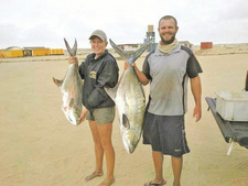 Mit zwei großen Gabelmakrelen sind diesem Paar aus Namibia bei Meile 17 zwei dicke Fische 'ins Netz' gegangen. Foto: Elsje Winckler