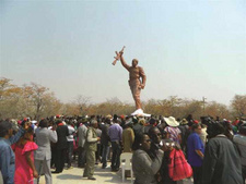 Nujoma- und SWAPO-Kult bestimmt Heldengedenkfeier in Namibia. Wieder eine nordkoreanische Kreation, die dem Personenkult des Ex-Präsidenten gewidmet wird.