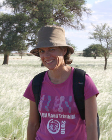 Die britische Umweltbiologin und Autorin Alice Jarvis arbeitet und lebt in Namibia.