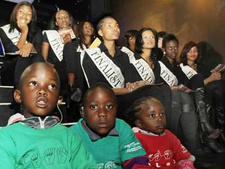 Aufmerksam sahen und hörten die Kinder von CLaSH und die zehn Finalistinnen des Wettbewerbs Miss Namibia 2011 zu, als ihnen über die Arbeit der gemeinnützigen Organisationen CLaSH und LifeLine/ChildLine sowie über das Lollipop-Projekt berichtet wurde. © Dirk Heinrich