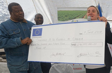 Europäische Union fördert kommunale Farmer im Norden Namibias, links Namibias Landwirtschaftsminister John Mutorwa, rechts Jana Hybaskova, Botschafterin der EU-Delegation in Namibia.